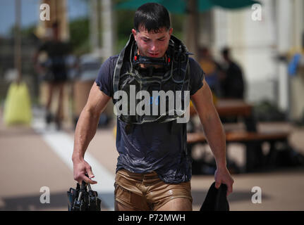 Sgt. William Wagner entsteht aus dem Pool nach Abschluss einen Teil des U.S. Marine Corps Kämpfer Taucher Kurs, auf Camp Schwab, Okinawa, Japan, 11. Mai 2017. Ein mobiles Training Team von Navy Tauchen und Bergung Training Center, Panama City, Florida, leitete die Ausbildung. Das USMC Kämpfer Taucher Kurs ist acht Wochen und kombiniert Vorträge, Demonstrationen und praktische Anwendung der Stromkreis tauchen, tauchen Physik und medizinische Hilfe. Wagner, von Dallas, Texas, ist eine Aufklärung Marine mit 3 Reconnaissance Bataillon, 3rd Marine Division, III Marine Expeditionary Force. Stockfoto