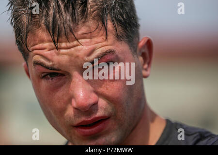 Sgt. William Wagner Stämme, seine Augen zu öffnen, nach dem Abschluss eines Teils des US Marine Corps Kämpfer Taucher Kurses, am Camp Schwab, Okinawa, Japan, 11. Mai 2017. Nach dem Tauchen die Schüler sitzen für 10 Minuten, um sicherzustellen sie sind nicht in Gefahr von potenziellen Gefahren mit dem Druck unter Wasser. Das USMC Kämpfer Taucher Kurs beträgt acht Wochen und kombiniert Vorträge, Demonstrationen und praktische Anwendung der Schaltung, Tauchen, Tauchen, Physik und medizinische Hilfe. Wagner aus Dallas, Texas, ist eine Aufklärung Marine mit 3. Reconnaissance Battalion, 3rd Marine Division III Marine Expeditio Stockfoto