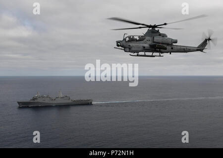 Pazifik (11. Mai 2017) Eine AH-1Z Viper Kampfhubschrauber aus fliegt die Anschlussseite des amphibious Transport dock Schiff USS San Diego LPD (22) Während eines composite Trainingsgerät Übung (COMPTUEX). Der Amerika Amphibious Ready Gruppe COMPTUEX vor der Küste von Südkalifornien in Vorbereitung für einen Einsatz später dieses Jahr. Stockfoto