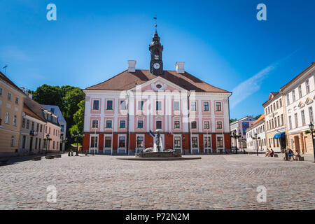 Tartu, Estland - Mai 2018: Tartu Rathausplatz in der Altstadt von Tartu, Estland. Tartu ist ein beliebtes Reiseziel in Estland. Stockfoto