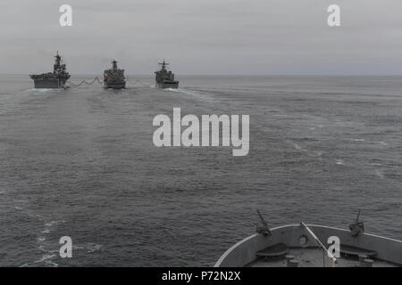 Pazifik (11. Mai 2017) Die amphibious Transport dock Schiff USS San Diego LPD (22) dampft hinter den Amphibischen dock Landung Schiff USS Pearl Harbor (LSD 52) und den amphibischen Angriff Schiff USS America (LHA 6) Während der Durchführung einer Auffüllung-auf-See. Der Amerika Amphibious Ready Gruppe ist die Durchführung einer Composite Trainingsgerät Übung vor der Küste von Südkalifornien in Vorbereitung für einen Einsatz später dieses Jahr. Stockfoto