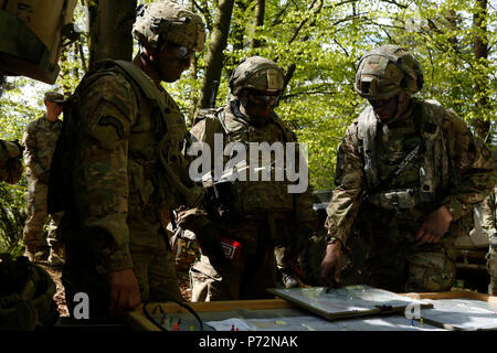 Us-Armee Oberstleutnant Scott B. Chaney, Links, und Oberst Patrick J. Ellis, Mitte, 2-d-Golgatha Regiment, strategische Operationen mit einem Britischen Soldaten der Königinnen königliche Husaren diskutieren, während der Durchführung von Mission Planung bei Sabre Ausfahrt 17 am Hohenfels Training Area, Deutschland, 11. Mai 2017. Sabre Junction 17 ist die US-Armee in Europa 2 d's Cavalry Regiment Combat Training Center Zertifizierung bei den Joint Multinational Readiness Center in Hohenfels, Deutschland, April 25 - Mai 19., 2017. Die Übung ist so konzipiert, dass die Bereitschaft der Regiment Unified land Oper durchzuführen, um zu beurteilen, Stockfoto