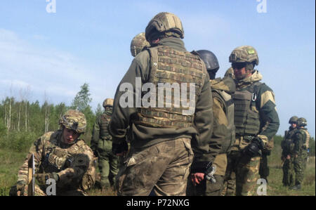 Sgt. Matthäus Rat bewertet einen Schuß Gruppierung nach einem nullabgleich Iteration bei der Treffsicherheit Ausbildung an der 1.BATAILLON, 95th Air Mobile Brigade, Shitomir, Ukraine, 11. Mai 2017. Unter der Mentorenschaft der Gemeinsamen multinationalen Ausbildung Group-Ukraine, die derzeit 45. Der US Army Infantry Brigade Combat Team, das ukrainische Militär in Richtung auf die Schaffung einer NATO-Interoperabilität Combat Training Center 2020 arbeitet. ( Stockfoto