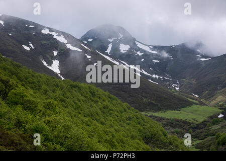 Bergwelt im Nationalpark Picos de Europa, Spanien, Asturien. Schnee auf den Gipfeln. Stockfoto