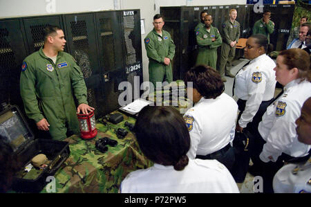 Staff Sgt. Steven Tayfel, 436Th Security Forces Squadron Raven, beantwortet Fragen von Mitgliedern der Polizei von Philadelphia, Philadelphia, Pa, 11. Mai 2017, in Dover Air Force Base, Del Tayfel und anderen Raben über Ausbildung und Ausrüstung der Ravens in der Station Bereitstellungen verwendet gesprochen. Stockfoto