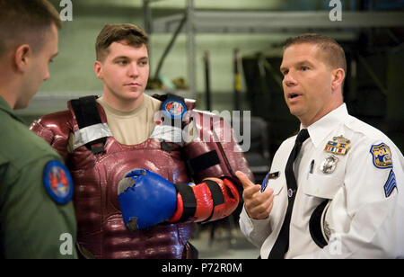 Sergeant Kenneth Gill, Philadelphia Police Department rekrutieren Training Unit, rechts, spricht mit älteren Flieger Nicholas Christopher, Links und Staff Sgt. Joshua Floyd, Center, beide 436th Security Forces Squadron Ravens, 11. Mai 2017, in Dover Air Force Base, Del die Flieger eine Redman Anzug training Demonstration für ihren zivilen Kollegen in den Raben "Schulungen". Stockfoto