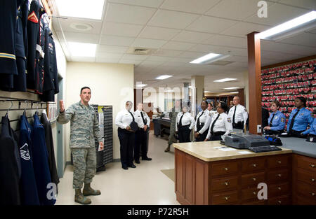 Staff Sgt. Guiseppe Francioni, Luftwaffe Leichenhalle Angelegenheiten Operationen einheitliche Sektion, erklärt zu den Mitgliedern der Polizei von Philadelphia, Philadelphia, Pa., alle service Uniformen im Abschnitt für gefallene Service Mitglieder vorgenommen, 11. Mai 2017, bei AFMAO auf Dover Air Force Base, Del Francioni erwähnt, dass Gefallene service Mitglieder neue Kleid Uniformen versehen sind mit allen entsprechenden Auszeichnungen und Medaillen vor der Abfahrt AFMAO. Stockfoto