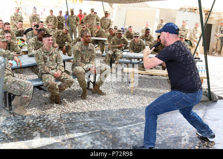 Stand-up Comic, Heide Harmison, führt seine Tat für Soldaten aus dem 2. Brigade Combat Team, 82nd Airborne Division, in der Nähe von Makhmour, Irak, 11. Mai 2017. Ihre Show, betitelt die Komödie Kameraden Tour durch die bewaffneten Kräfte Unterhaltung, die offizielle Verteidigungsministerium agentur Unterhaltung bereitgestellt militärisches Personal gefördert wurde. Die Fallschirmjäger, eingesetzt zur Unterstützung von Combined Joint Task Force-Operation inhärenten Lösen, aktivieren sie ihre irakischen Sicherheitskräfte Partnern durch das beraten und unterstützen die Mission, die die Planung, Erfassung und Analyse von Intelligenz, Kraft, Schutz, und p Stockfoto