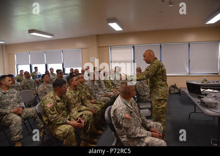 US Armee-Reserve-Soldaten an die 246. Quartiermeister Gesellschaft (Leichenhalle Angelegenheiten) zugeordnet sind in der Mitte ihrer Pre-Mobilisierung-Ausbildung und erhielt Besuch von der 1. Mission Support Command Kommandierender general und der Befehl Sergeant-Major Mai 11-13. Stockfoto