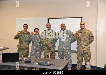 FORT DIX, New Jersey – US-Armee-Reserve-Soldaten an die 246. Quartiermeister Gesellschaft (Leichenhalle Angelegenheiten) zugeordnet sind in der Mitte ihrer Pre-Mobilisierung-Ausbildung und erhielt Besuch von der 1. Mission Support Command Kommandierender general und der Befehl Sergeant-Major Mai 11-13. Vier Soldaten wurden erkannt ihre hervorragende Unterstützung und arbeiten während der Pre-Mobilisierung Ausbildung. Stockfoto