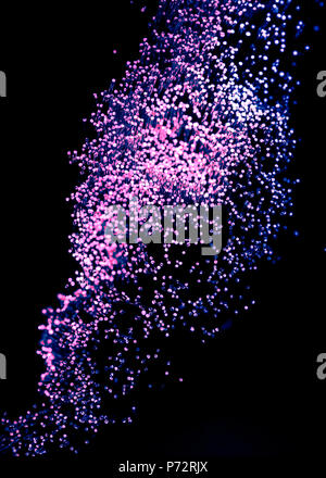 Glänzende lila Fiber Optics auf dunklem Hintergrund, sieht aus wie Konstellation im Raum Stockfoto
