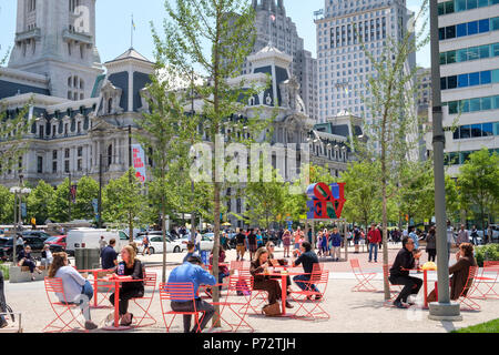 Liebe Park mit Robert Indiana Skulptur und Leute auf der Plaza, Benjamin Franklin Parkway, Philadelphia, Pennsylvania, USA Stockfoto
