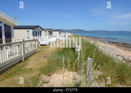 Große, moderne Strand Wohnwagen entlang der Küstenlinie in Grannies Heilan Hame, EMBO, Sutherland, Schottland, UK Stockfoto