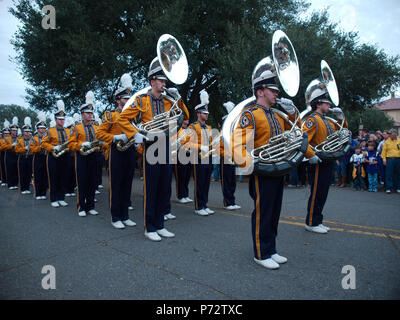 Baton Rouge, Louisiana, USA - 2017: der Louisiana State University Band führt, während an der Universität Campus marschieren, bevor ein Fußball-Spiel. Stockfoto