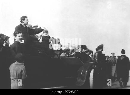 Englisch: Grigori Sinowjew, Vorsitzender des Petrograder Sowjets Adressen ist der Gast auf der ersten Internationalen Tag der Arbeit nach dem Oktoberaufstand (die bolschewistische Revolution). Datum: 1. Mai 1918. Ort: Felder des Mars, Petrograd. Kontext: Sinowjew war einer der sieben Führer der ersten Politbüro, gegründet 1917, um den Aufstand im Jahr 1917 zu verwalten: Lenin, Trotzki, Sinowjew, Kamenew, Stalin, Sokolnikov und Bubnow. Er wurde der Vorsitzende des Exekutivkomitees der Komintern, wenn es im März 1919 erstellt wurde der Aufstand weltweit zu verbreiten. Grigori Sinowjew im Jahre 1936 hingerichtet wurde, Foll Stockfoto