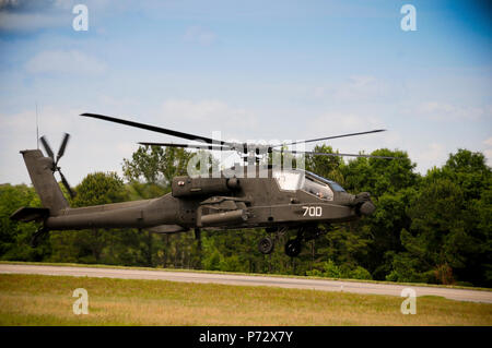 Eine AH-64D Apache Helikopter Flug student Taxis sein Flugzeug" das Pad" an Ech Stagefield, Fort Rucker, Ala Mai 22, 2013 während der "Tasche" Teil seiner Ausbildung eine Armee Aviator zu werden. In der Phase der Ausbildung, Cockpit windows Student sind vollständig abgedeckt. Das Ziel ist es, den Student Pilot das Flugzeug allein durch Bezug auf das AH 64 HMD zu fliegen, auch bekannt als der Integrierten Helm und Anzeige Sichtung System (Ihadss) Kraft. Die ihadss bietet eine Monokular Anzeige der außerhalb des Flugzeugs über Fernsehen oder thermischen sensor auf der Nase des Flugzeugs. Einige Schüler exp Stockfoto