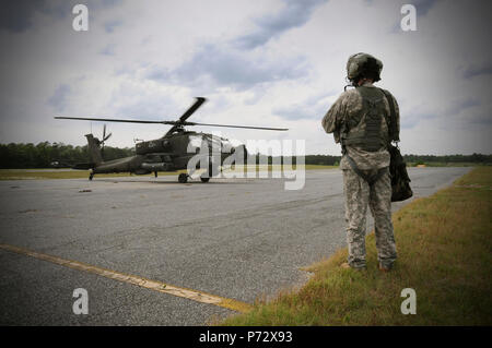 WO1 Dan Kennedy, Flugschüler zu B CO.1.BATAILLON zugeordnet, 145 Aviation Regiment, wartet auf einen Daumen nach oben von seinem fluglehrer der AH-64D Apache Helikopter, die er auf die ihm vielleicht 22, 2013 Zug zu nähern. Kennedy und seine Klassenkameraden sind derzeit in der "Tasche" Teil der AH-64 Kurs. In der multi-Woche bag Phase der Ausbildung, Cockpit windows Student sind vollständig abgedeckt. Das Ziel ist es, den Student Pilot das Flugzeug allein durch Bezug auf das AH 64 HMD zu fliegen, auch bekannt als der Integrierten Helm und Anzeige Sichtung System (Ihadss) Kraft. Die ihadss bietet eine monocula Stockfoto