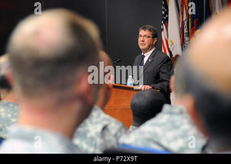 Der stellvertretende US-Verteidigungsminister Dr. Ashton B. Carter (links) spricht mit den Soldaten und Abteilung der Armee Zivilisten während eines Besuches in Fort Rucker, Ala Jun 4, 2013 über Flugschule zu erfahren und darüber, wie die Installation spielt eine wichtige und wirtschaftliche Rolle in Alabama. Stockfoto