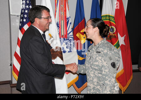 Der stellvertretende US-Verteidigungsminister Dr. Ashton B. Carter (links) schüttelt Hände mit einem flugschüler auf das erste Bataillon zugeordnet, 145 Aviation Regiment während eines Besuches in Fort Rucker, Ala Jun 4, 2013 über Flugschule zu erfahren und darüber, wie die Installation spielt eine wichtige und wirtschaftliche Rolle in Alabama. Stockfoto