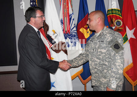 Der stellvertretende US-Verteidigungsminister Dr. Ashton B. Carter (links) schüttelt Hände mit WO1 Albert Sbarro Flugschüler aus Hamilton, N.J. während eines Besuches in Fort Rucker, Ala Jun 4, 2013 über Flugschule zu erfahren und darüber, wie die Installation spielt eine wichtige und wirtschaftliche Rolle in Alabama. Sbarro auf das erste Bataillon zugeordnet ist, 150 Aviation Regiment. Stockfoto