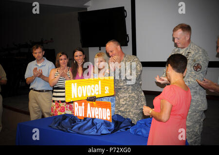 Generalmajor Kevin W. Mangum (Mitte), kommandierender General der US Army Aviation Center of Excellence, sowie Familienangehörige von CW 4 William "Willie" L. Ruf ein Straßenschild in der Ruf Ehre am Fort Rucker Hauptsitz eingeweiht. Fort Rucker 5. Avenue umbenannt wurde Ruf Avenue Juni 18., 2013. Stockfoto