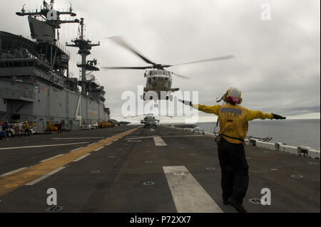 Ozean (23. Juni 2013) Japan Maritime Verteidigung-kraft (JMSDF) pilot Lt. j.g. Sayuri Haraguchi startet in eine SH-60K Sea Hawk Hubschrauber aus dem Flight Deck der Amphibisches Schiff USS Boxer (LHD4). Haraguchi Geschichte gemacht, als sie die erste Pilotin wurde aus dem JMSDF an Land und von einem Schiff der US-Marine. Boxer ist unterwegs die Teilnahme an Dawn Blitz, ein Szenario - gefahrene Übung führte durch die US-Flotte 3. und 1. Marine Expeditionary Force (1. MEF), daß die Tests, die die Teilnehmer bei der Planung und Durchführung von Amphibischen Operationen durch eine Reihe von Live Training Veranstaltungen. Stockfoto