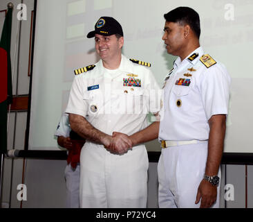 Bangladesch (Sept. 21, 2013) - Kapitän Fred Kacher, stellvertretender Kommandant, Destroyer Squadron (DESRON) 7, schüttelt Hände mit hinteren Adm. Aurangzeb Chowdury, Assistant Chief des militärischen Personals, bei der Abschlussfeier der Zusammenarbeit flott Bereitschaft und Weiterbildung (CARAT) Bangladesch 2013. Us-Marine Einheiten die Teilnahme an CARAT Bangladesch gehören die DESRON 7 Personal, Mitglieder aus der Maritimen zivilen Angelegenheiten und Sicherheit Training Command (MCAST), Mitglieder von Flott Training Gruppe, westlichen Pazifik und das Tauchen und das Bergungsschiff USNS Safeguard (T-ARS 50) mit Eingeschifft Mobile Tauchen und Bergung (MDSU) 1. CA Stockfoto