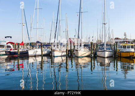 Segelboote und anderen Sportbooten angedockt an der Annapolis Yacht Club auf Spa ß in Annapolis, Maryland. Stockfoto