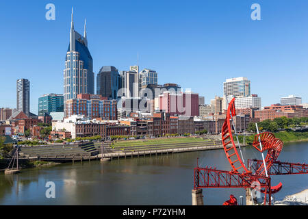 Einen Mittag Blick auf die Skyline von Nashville, Tennessee vom Ostufer des Cumberland River. Stockfoto