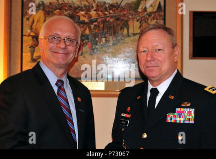 Armee Gen. Frank Gras, der Chef der National Guard Bureau, trifft mit US-Rep Kerry Bentivolio, Mich., bei einem Empfang Nov. 20, 2013. (Army National Guard Stockfoto