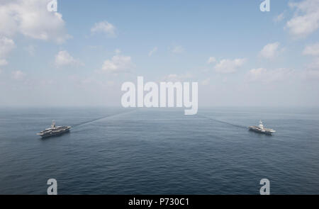 Golf von Oman (Jan. 3, 2014) Der Flugzeugträger USS Harry S. Truman (CVN 75) Segeln neben der französischen Flugzeugträger Charles de Gaulle, Flaggschiff der Task Force 473. Harry S. Truman, Flaggschiff der Harry S. Truman Carrier Strike Group, ist die Durchführung von Operationen mit Task Force 473 auf das Niveau der Zusammenarbeit und Interoperabilität zu verbessern, die gegenseitige maritimen Fähigkeiten verbessern und fördern langfristige regionale Stabilität in den USA 5 Flotte Verantwortungsbereich. Stockfoto