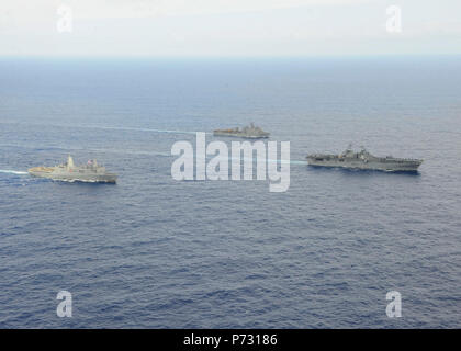 Ozean (18. April 2014) Die Amphibious Assault ship USS Boxer (LHD4), den Amphibischen dock Landung Schiff USS Harpers Ferry (LSD 49), und die amphibious Transport dock Schiff USS New Orleans (LPD 18) unterwegs sind, mit dem begonnen 13 Marine Expeditionary Unit (13. MEU), als Teil der Boxer Amphibious Ready Gruppe. Die Schiffe sind wieder in San Diego von einem 8-monatigen Einsatz in den Westpazifik und das US Central Command Verantwortungsbereiche um HOMEPORT. Stockfoto