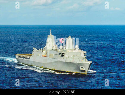 Ozean (18. April 2014) Die amphibious Transport dock Schiff USS New Orleans LPD (18) ist unterwegs in den Pazifischen Ozean. New Orleans ist wieder in San Diego von einem 8-monatigen Einsatz in den Westpazifik und das US Central Command Verantwortungsbereiche um HOMEPORT. Stockfoto