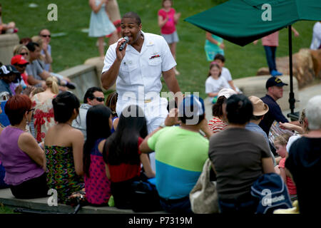 DALLAS (11. Mai 2014) Musiker 1. Klasse (AW) Cory Parker geht durch das Publikum singen 'glücklich' während eines US Navy Band Kreuzer Konzert in der Dallas Arboretum und Botanischer Garten. Die US-Marine Band mit Sitz in Washington, ist derzeit auf einer 12-tägigen Tour von Texas. Stockfoto