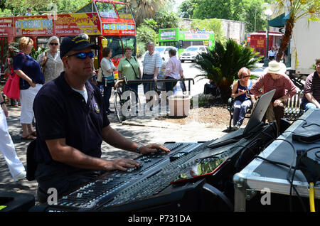 SAN ANTONIO, Texas (17. Mai 2014) Musiker 1. Klasse Scott Shepherd einstellen die Lautstärke während eines Nachmittags Konzert der Kreuzer am Alamo in San Antonio, Texas. Die US-Marine Band Kreuzer, mit Sitz in Washington und vom Senior Chief Musiker Leon Alexander führte, wird derzeit auf eine 12-tägige Tour von Texas. Eine der primären Aufgaben der Band, National Tours Bewusstsein für die Marine in den Plätzen, die die Marine Arbeit regelmäßig nicht sehen. Stockfoto