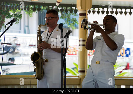 SAN ANTONIO, Texas (17. Mai 2014) Musiker 1. Klasse Jeremy Saunders, Links, und David Smith, rechts, während ein Nachmittag Konzert der Kreuzer am Alamo in San Antonio, Texas. Die US-Marine Band Kreuzer, mit Sitz in Washington und vom Senior Chief Musiker Leon Alexander führte, wird derzeit auf eine 12-tägige Tour von Texas. Eine der primären Aufgaben der Band, National Tours Bewusstsein für die Marine in den Plätzen, die die Marine Arbeit regelmäßig nicht sehen. Stockfoto