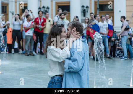 Moskau, Russland. 1. Juli 2018. Russische Ehepaar gesehen, Küssen, während die Menschen feiern den Sieg über Spanien. Die FIFA Fußball-Weltmeisterschaft 2018 ist der 21. Fußball-Weltmeisterschaft, die am 14. Juni beginnt und endet am 15. Juli 2018 in Russland. Credit: Victor Kruchinin/SOPA Images/ZUMA Draht/Alamy leben Nachrichten Stockfoto