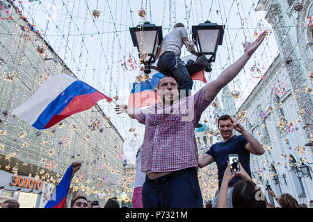 Moskau, Russland. 1. Juli 2018. Russischen Fans gesehen, Spaß zu haben, während der Sieg über Spanien feiert. Die FIFA Fußball-Weltmeisterschaft 2018 ist der 21. Fußball-Weltmeisterschaft, die am 14. Juni beginnt und endet am 15. Juli 2018 in Russland. Credit: Victor Kruchinin/SOPA Images/ZUMA Draht/Alamy leben Nachrichten Stockfoto