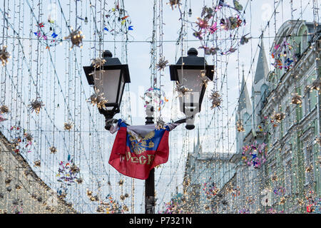 Moskau, Russland. 1. Juli 2018. Eine russische Flagge gesehen hängen an eine Straßenlaterne nach dem Sieg über Spanien. Die FIFA Fußball-Weltmeisterschaft 2018 ist der 21. Fußball-Weltmeisterschaft, die am 14. Juni beginnt und endet am 15. Juli 2018 in Russland. Credit: Victor Kruchinin/SOPA Images/ZUMA Draht/Alamy leben Nachrichten Stockfoto