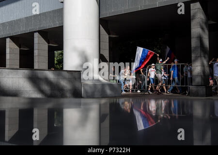 Moskau, Russland. 1. Juli 2018. Russischen Fans gesehen, Spaß zu haben, während der Sieg über Spanien feiert. Die FIFA Fußball-Weltmeisterschaft 2018 ist der 21. Fußball-Weltmeisterschaft, die am 14. Juni beginnt und endet am 15. Juli 2018 in Russland. Credit: Victor Kruchinin/SOPA Images/ZUMA Draht/Alamy leben Nachrichten Stockfoto