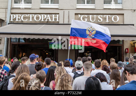 Moskau, Russland. 1. Juli 2018. Russische Fans auf der Spanien vs Russland Match in der Fan Zone. Die FIFA Fußball-Weltmeisterschaft 2018 ist der 21. Fußball-Weltmeisterschaft, die am 14. Juni beginnt und endet am 15. Juli 2018 in Russland. Credit: Victor Kruchinin/SOPA Images/ZUMA Draht/Alamy leben Nachrichten Stockfoto