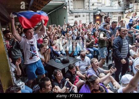 Moskau, Russland. 1. Juli 2018. Russische Fans auf der Spanien vs Russland Match in der Fan Zone. Die FIFA Fußball-Weltmeisterschaft 2018 ist der 21. Fußball-Weltmeisterschaft, die am 14. Juni beginnt und endet am 15. Juli 2018 in Russland. Credit: Victor Kruchinin/SOPA Images/ZUMA Draht/Alamy leben Nachrichten Stockfoto