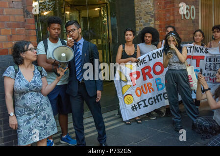 London, Großbritannien. 3. Juli 2018. Zwei Studenten aus einem lokalen Akademie sprechen über Ihre Social Media Kampagne gegen die Pläne und gentrifizierung von Southwark am Protest außerhalb Southwark Rat Büros den Rat Planung Ausschuß die Pläne ablehnen, die von Tax Vermeidung von Eigentum giant Delancey und der Universität der Künste London der Elephant & Castle Einkaufszentrum abzureißen und es mit luxuriösen Gehäuse und ein neues Gebäude für die London College der Kommunikation ersetzen. Credit: Peter Marschall/Alamy leben Nachrichten Stockfoto