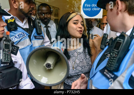 London, Großbritannien. 3. Juli 2018. Mehr Polizei umgeben, der Student, der die Tür von Southwark Rat Büros geöffnet ist. Die Demonstranten fordern den Rat auf, die Planung der Ausschuss die Pläne von lehnt die Vermeidung von Eigentum giant Delancey und der Universität der Künste London der Elephant & Castle Einkaufszentrum abzureißen und es mit luxuriösen Gehäuse und ein neues Gebäude für die London College der Kommunikation ersetzen. Credit: Peter Marschall/Alamy leben Nachrichten Stockfoto