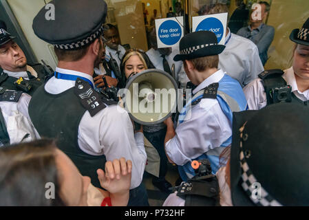 London, Großbritannien. 3. Juli 2018. Mehr Polizei umgeben, der Student, der die Tür von Southwark Rat Büros geöffnet ist. Die Demonstranten fordern den Rat auf, die Planung der Ausschuss die Pläne von lehnt die Vermeidung von Eigentum giant Delancey und der Universität der Künste London der Elephant & Castle Einkaufszentrum abzureißen und es mit luxuriösen Gehäuse und ein neues Gebäude für die London College der Kommunikation ersetzen. Credit: Peter Marschall/Alamy leben Nachrichten Stockfoto