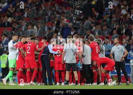 Moskau, Russland. 3. Juli 2018. Gareth Southgate & England Team huddle KOLUMBIEN V ENGLAND KOLUMBIEN V England, 2018 FIFA WORLD CUP RUSSLAND 03 Juli 2018 GBC 9304 2018 FIFA WM Stadion Spartak Moskau Russland STRENG REDAKTIONELLE VERWENDUNG NUR. Wenn der Spieler/Spieler in diesem Bild dargestellt ist/Spielen für einen englischen Club oder das England National Team. Dann ist dieses Bild darf nur für redaktionelle Zwecke verwendet werden. Keine kommerzielle Nutzung. Folgende Verwendungen sind auch dann eingeschränkt, wenn in einem redaktionellen Kontext: Verwendung in Verbindung mit oder als Teil eines nicht autorisierten Audio-, Video-, Daten-, Spielpläne, Verein/Liga logo Stockfoto