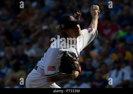 Milwaukee, WI, USA. 3. Juli 2018. Milwaukee Brewers relief Pitcher Josh Hader #71 liefert ein Pitch während der Major League Baseball Spiel zwischen den Milwaukee Brewers und die Minnesota Twins am Miller Park in Milwaukee, WI. John Fisher/CSM/Alamy leben Nachrichten Stockfoto