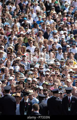 London, Großbritannien. 3. Juli 2018. Zuschauer sind in den Boden durch die sicherheitsleute der Wimbledon Tennis Championships 2018, Tag 2 geführt. London, Großbritannien, 03. Juli 2018 Credit: Raymond Tang/Alamy leben Nachrichten Stockfoto