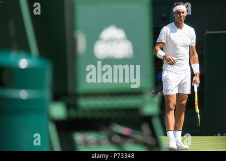 London, Großbritannien. 3. Juli 2018. Rafael Nadal von Spanien spielt Dudi Sela Israels in der mens singles Runde 1 Auslosung der Wimbledon Tennis Championships 2018 auf der All England Lawn Tennis und Croquet Club, Tag 2. London, Großbritannien, 03. Juli 2018 Credit: Raymond Tang/Alamy leben Nachrichten Stockfoto