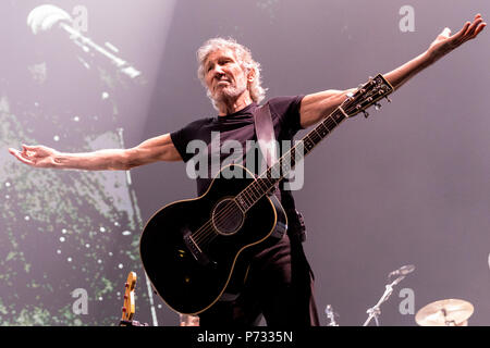 Roger Waters (Pink Floyd) führt live auf der Bühne während seiner Uns + diese Tour in der Manchester Arena in Manchester, UK, 3. Juni 2018. Stockfoto